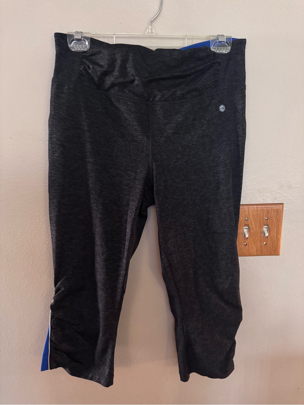 tangerine Women’s Performance Capri Leggings in Dark Heather/Black blue trip